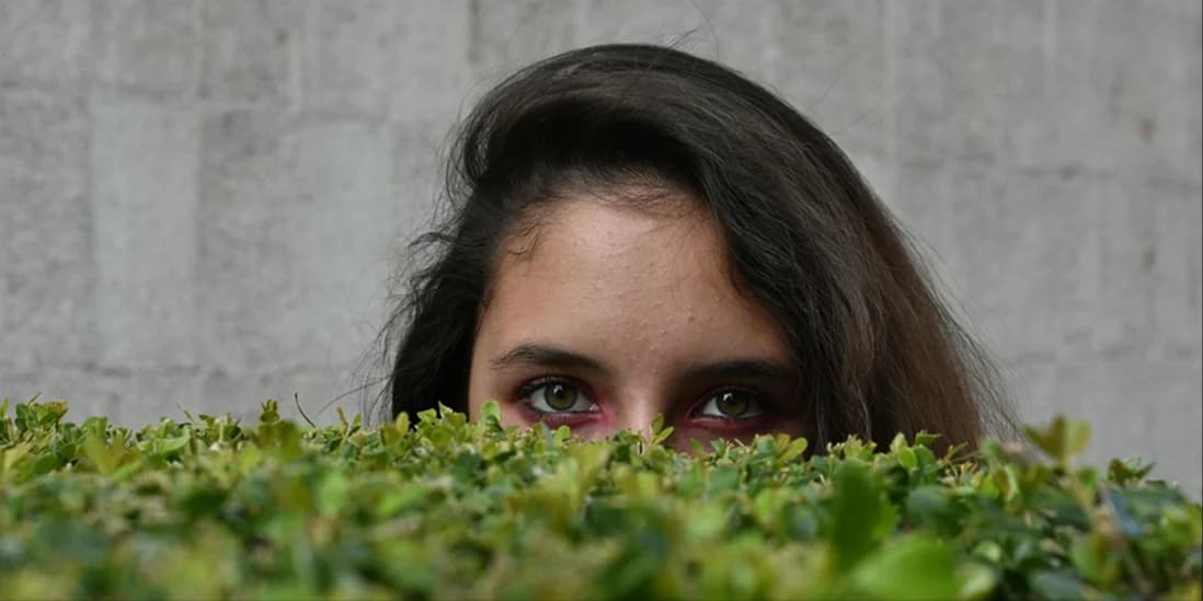 Parece estar escondendo algo...